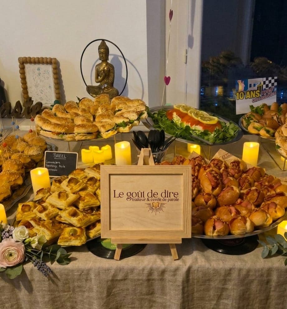 Buffet salé avec le petit chevalet en bois Le goût de dire posé au centre