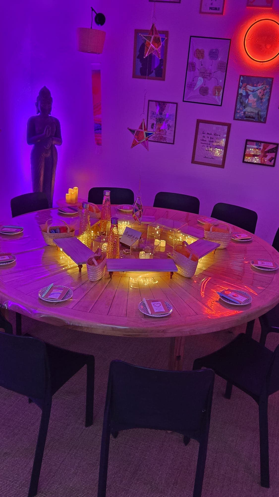 Table ronde vue de haut avec une couronne de bougies allumées au centre